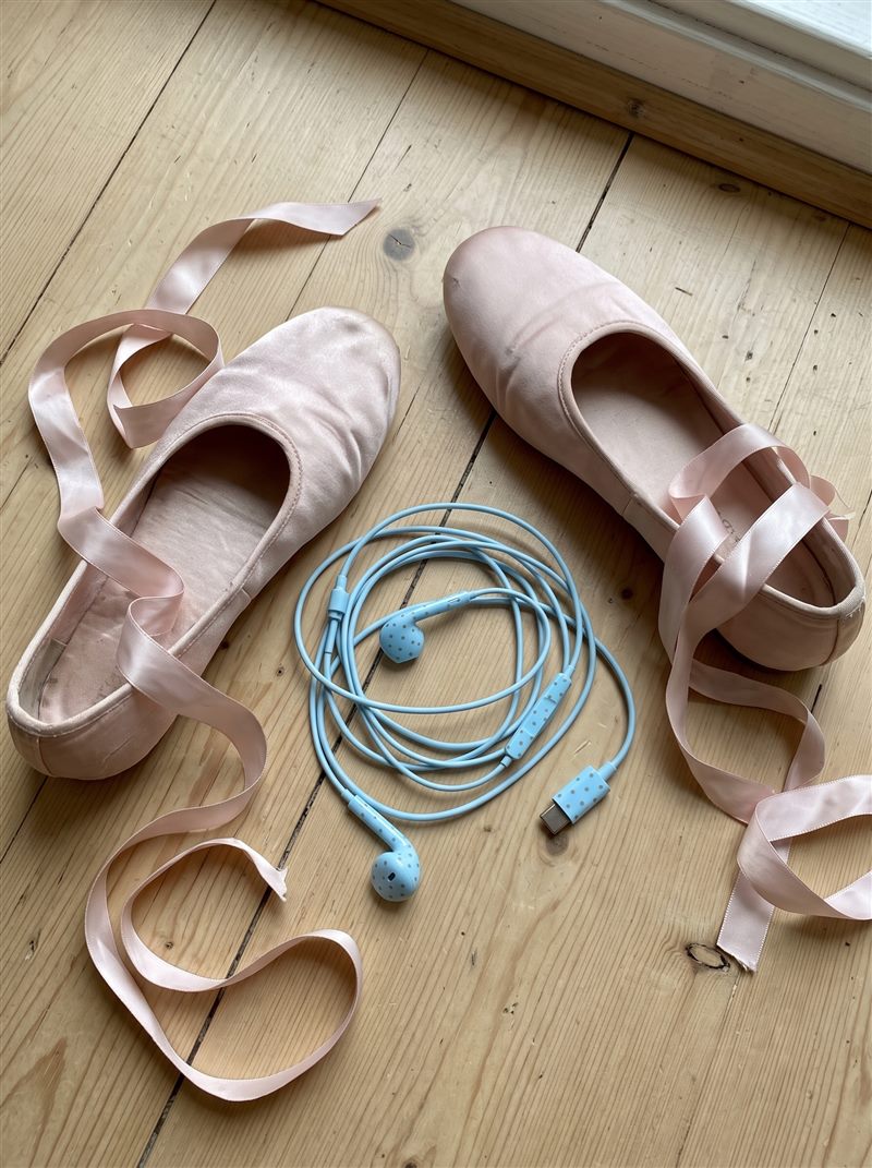 Babyblauwe oortjes tussen roze satijnen balletschoentjes
