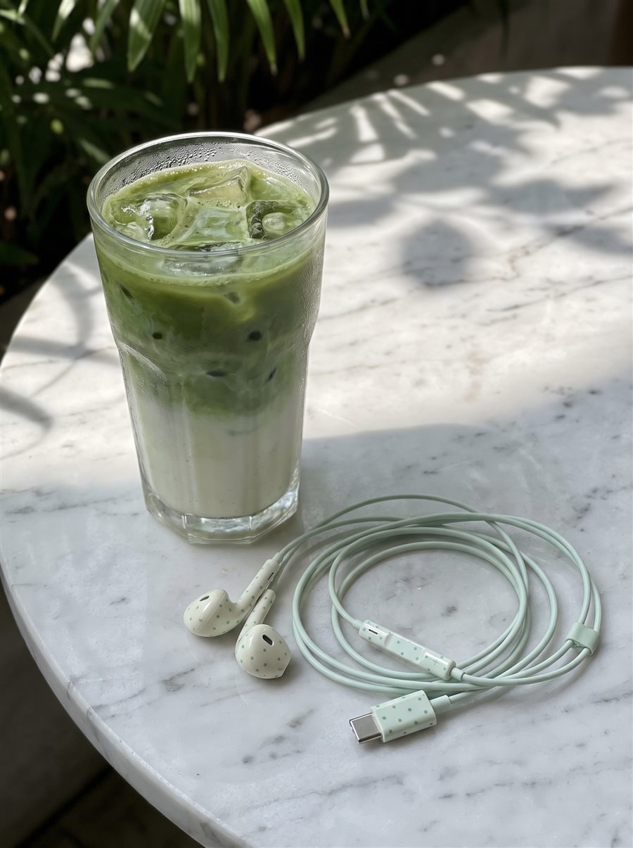 Mint oortjes naast een ijsmatcha op een marmeren tafel