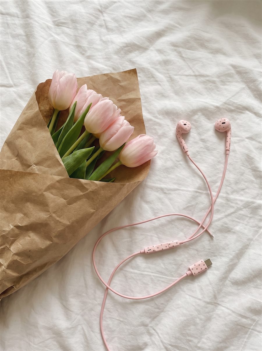 Roze tulpen op bed met roze oortjes ernaast