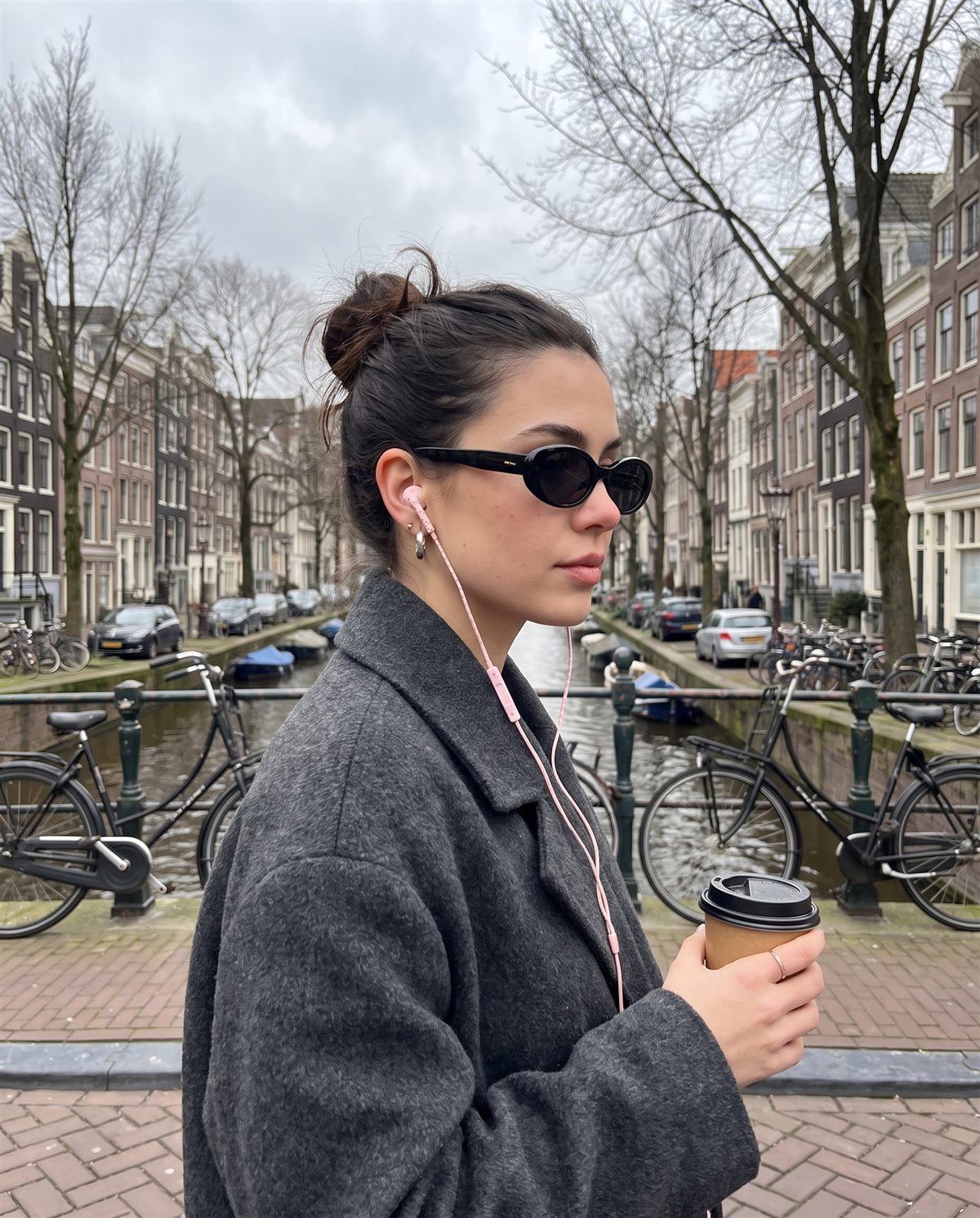 Vrouw met zonnebril en roze oortjes in de stad